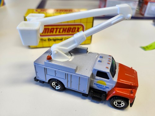 Camión utilitario Matchbox MB33 1983 Energy Inc en naranja y gris - Imagen 3 de 4