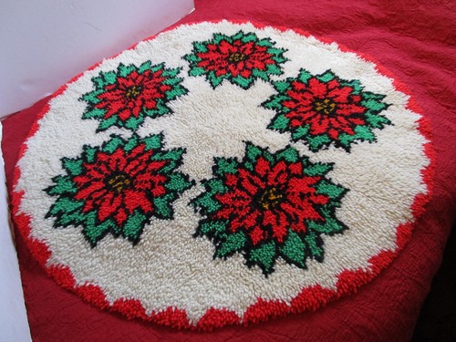 Finished Bucilla Latch Hook Hooked Tree Skirt Rug Poinsettia Christmas 39"W 1970 - Picture 11 of 12
