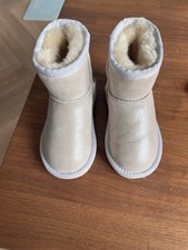 Ugg Girls Boots Size 7 Toddler, EU 24 Beige Leather