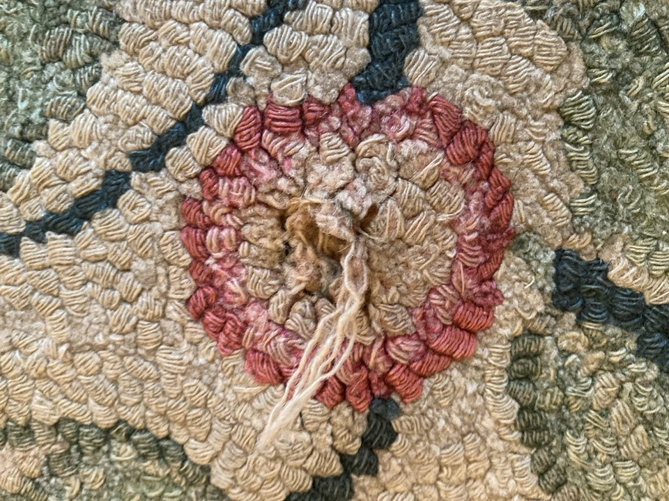 Vintage Antique decorative floral Primitive American hooked rug 36" x 28" - Image 4 of 4