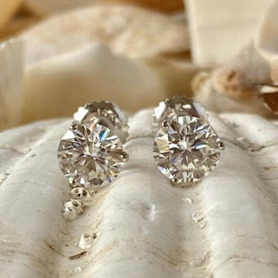 2,00 TCW runde Lab Created Moissanite Ohrstecker in 14k Weißgold vergoldet
