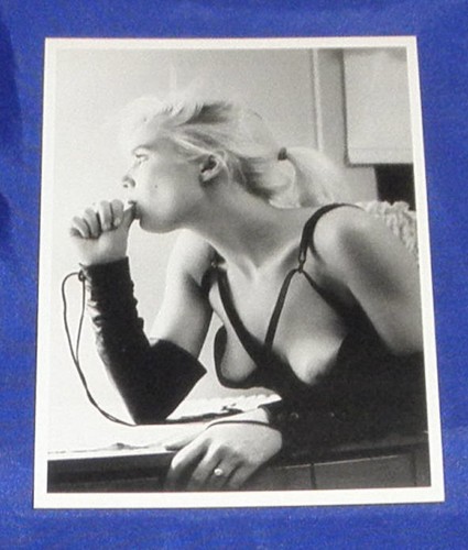 ERIC KROLL Postkarte EROTIK Ak blond model LEDER Busen fetisch thumb licking