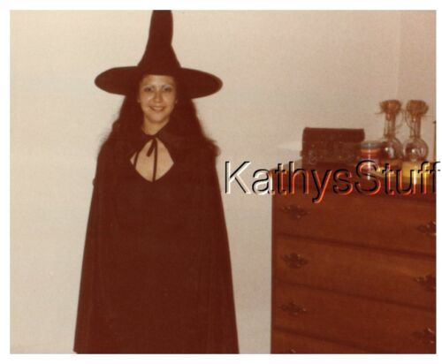 COLOR PHOTO P_2213 PRETTY WOMAN IN WITCH HALLOWEEN COSTUME - Picture 1 of 1