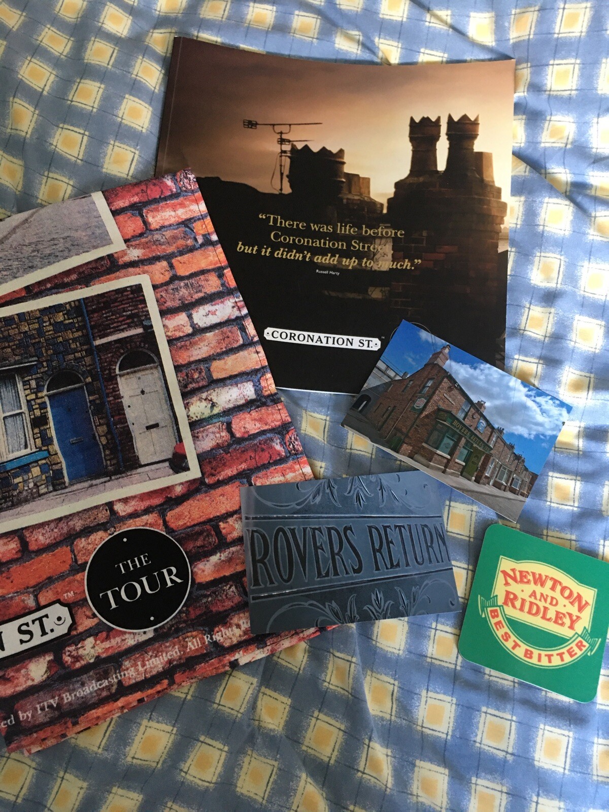 Coronation Street The Tour - Book, Tea Towel, Postcards & Rovers Return Beer Mat Cena super mile widziana