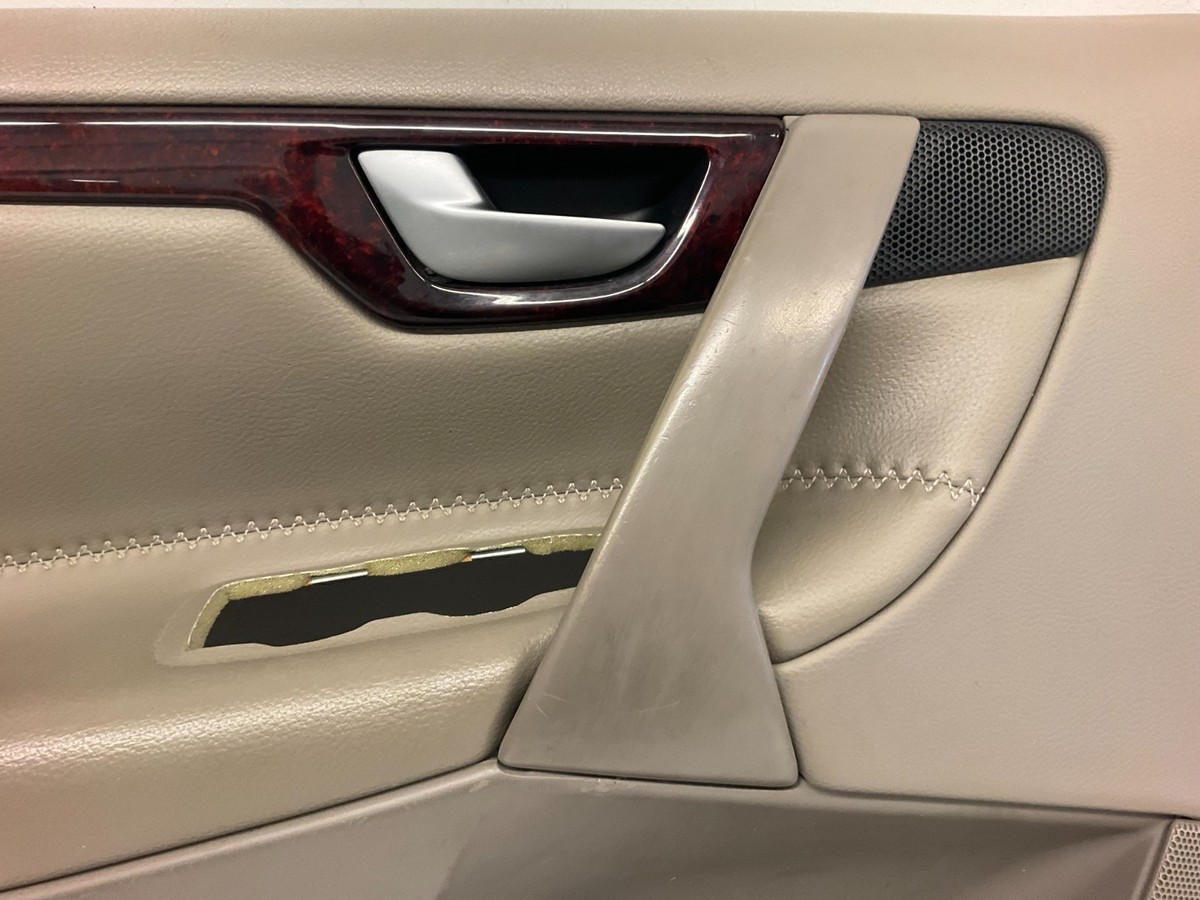 VOLVO V70 XC (01-) 木製テーブル　ボルボxc70 sb Volvo XC70 | クラシック・クロスオーバー | ボルボ・カー・ジャパン
