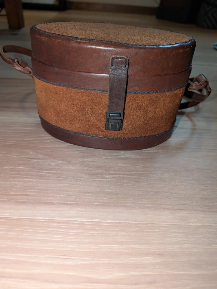 Antigua caja ovalada de cuero para hombre con cuello de cuero con correa de transporte usada en excelente estado Foto 3 de 4