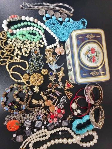 vintage costume jewelry lot of 43 pcs in vintage box