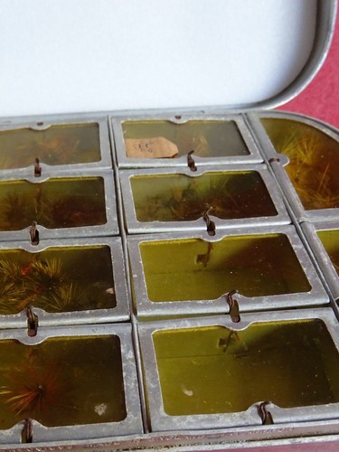 EARLY VINTAGE 12 COMPARTMENT WHEATLEY ARTIFICIAL WET/DRY FLYFISHING TIN+CONTENTS - Picture 3 of 13