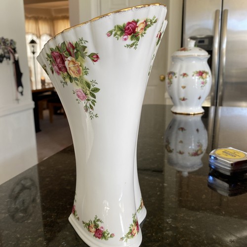Gorgeous!Royal Albert OLD COUNTRY ROSES Vase 9.5” 22K Gold Hand Painted Trim - Picture 2 of 12