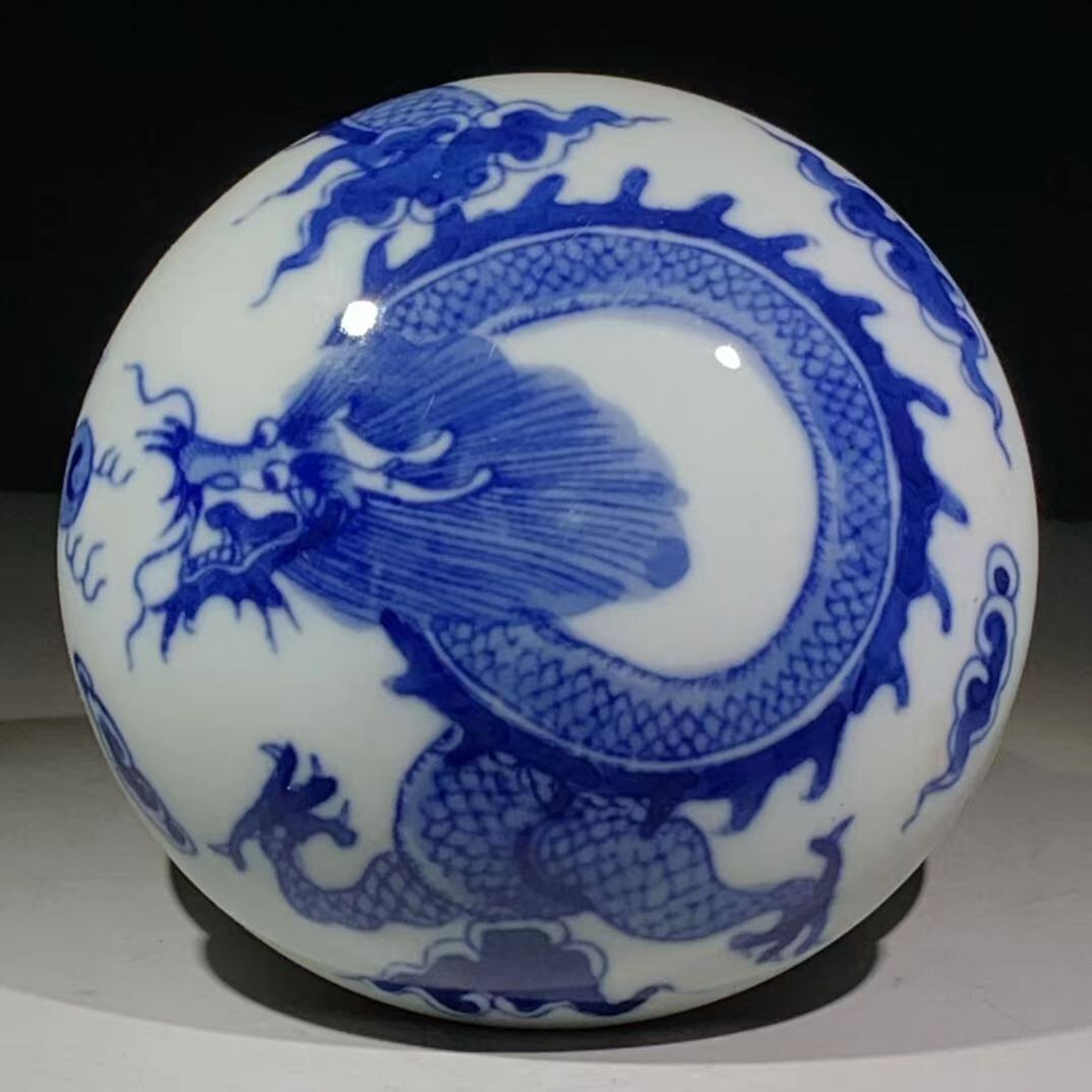 Ancient Chinese blue and white porcelain dragon print clay box