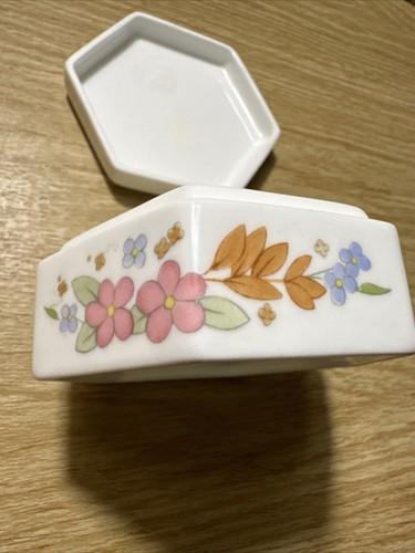 Wedgwood Bone China Meadow Sweet Hexagonal Trinket Box RETIRED Flowers 6 Sided - Picture 6 of 10