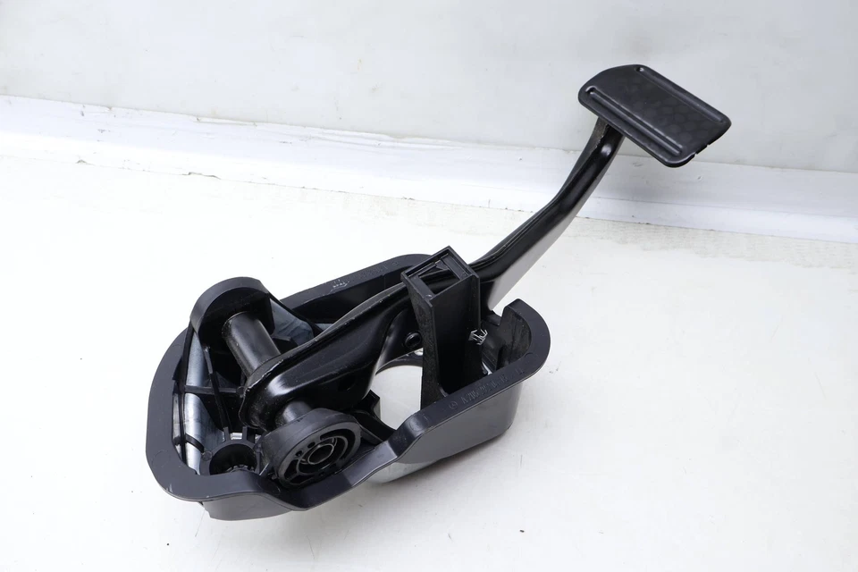 Mercedes-Benz C63 AMG 2017-2021 4,0 L - Pedal de freno 2052920415 Foto 2 de 4