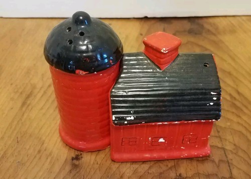 Vintage Barn Shaped Salt & Pepper Shakers Red & black 3 3/4" Japan - Bild 2 von 5