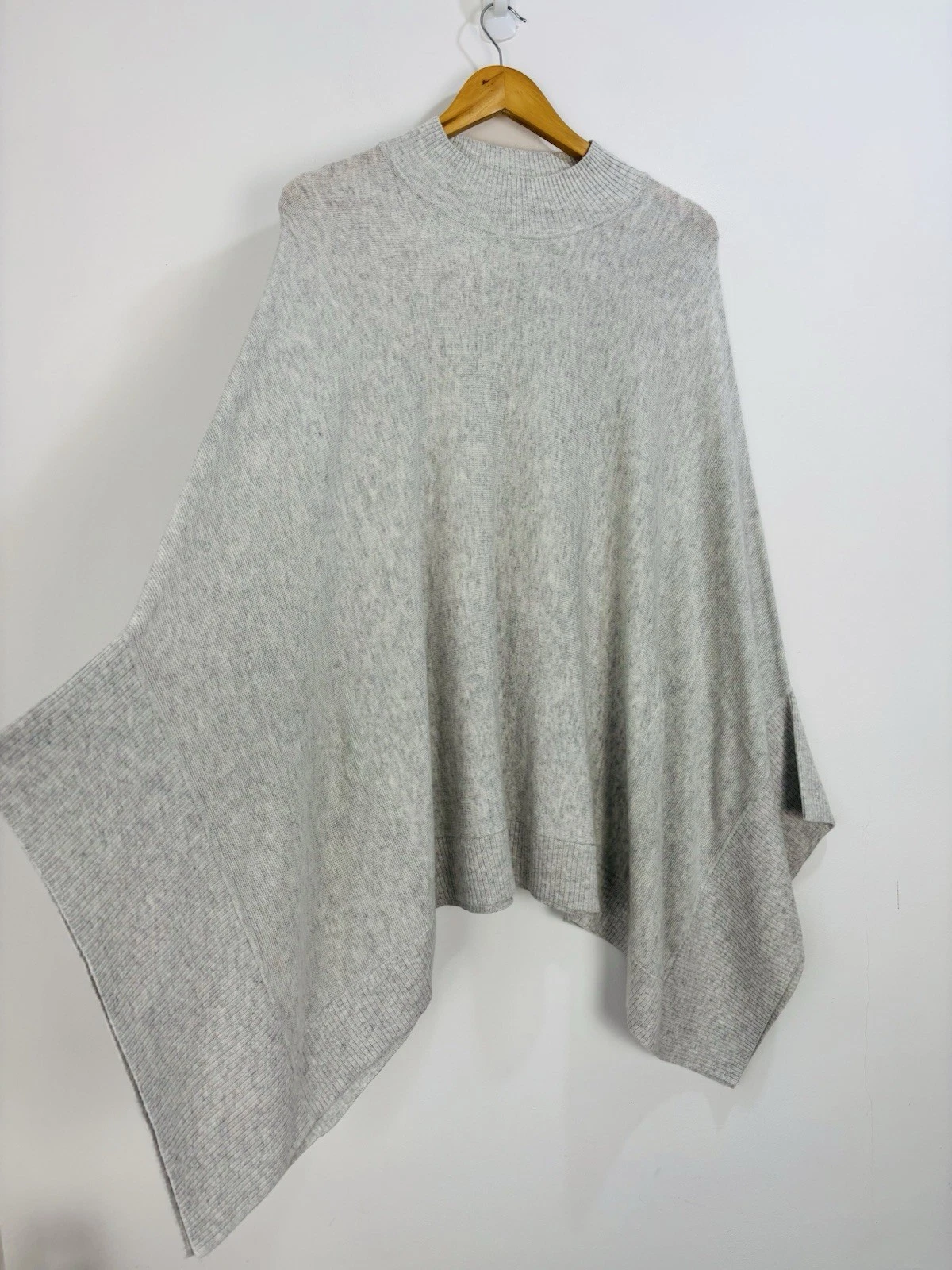Mint Velvet Poncho Women Size Medium Grey Knitted Cape High Neck Cashmere Blend
Opens in a new windo