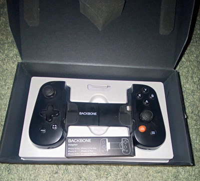 Backbone One Mobile Gaming Controller für iPhone, Schwarz + Adapter