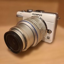 Excellent Condition OLYMPUS E PL1 Lens Set with Battery and Charger