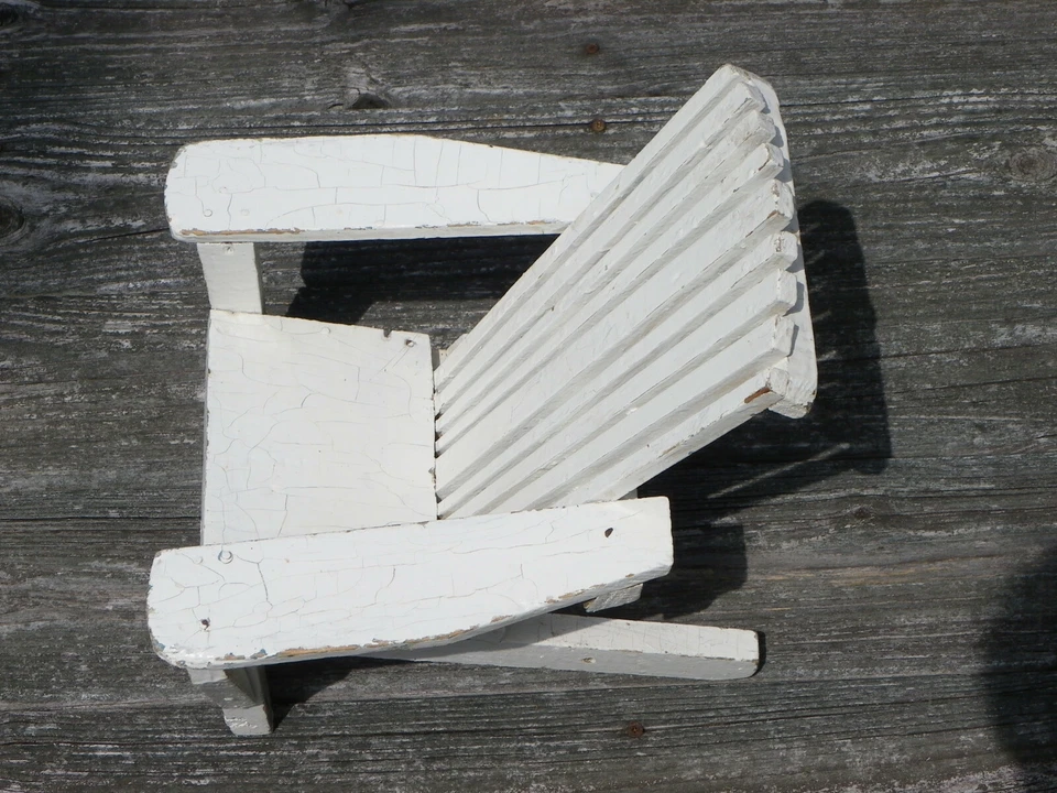 Cadeira Adirondack Vintage Caseira de Madeira 12 3/4" - Pintura Branca - 1945 - Imagem 3 de 4