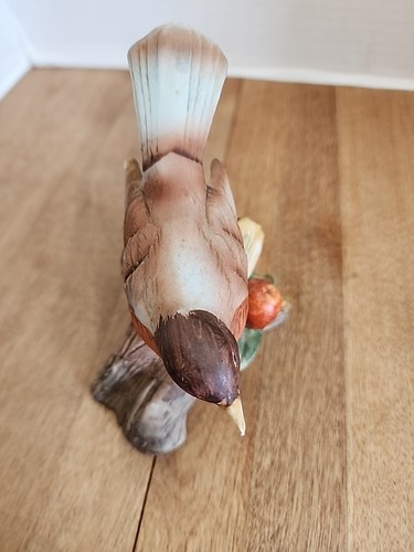 Vintage Porcelain Figurine Robin 5" Tall 4" Wide - Picture 4 of 7