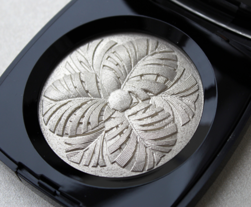 CHANEL CAMÉLIA DE PLUMES ハイライティングパウダー 8g Chanel Camélia de Plumes Highlighting Powder for Plumes
