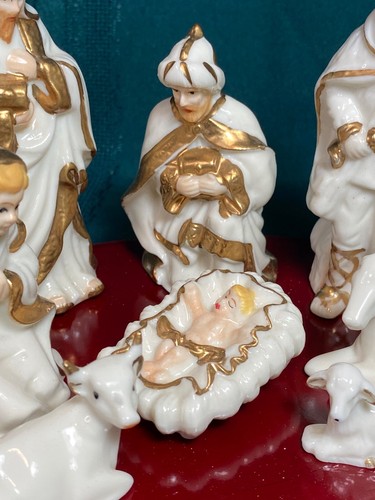 Juego de Belén de Colección Crown Accents World Bazaars 11 Piezas con Base y Borde Dorado - Imagen 7 de 17