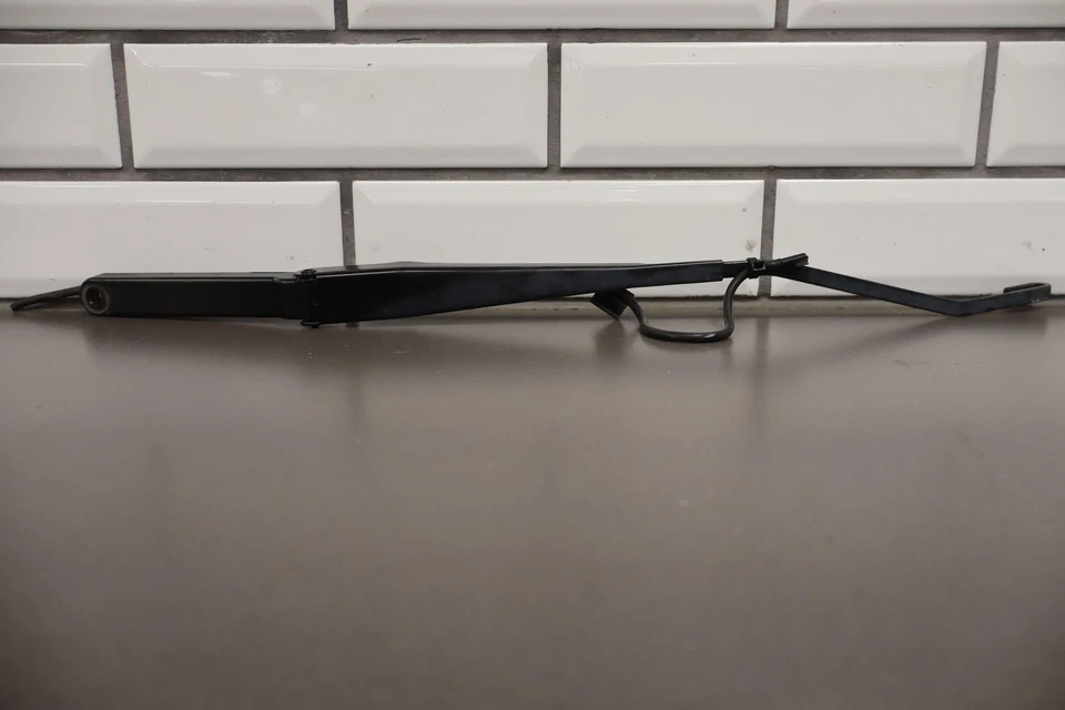 Пара оригинальных рычагов стеклоочистителя для Chevrolet SSR 2003-2006 годов выпуска *без лезвий* - Изображение 2 из 4