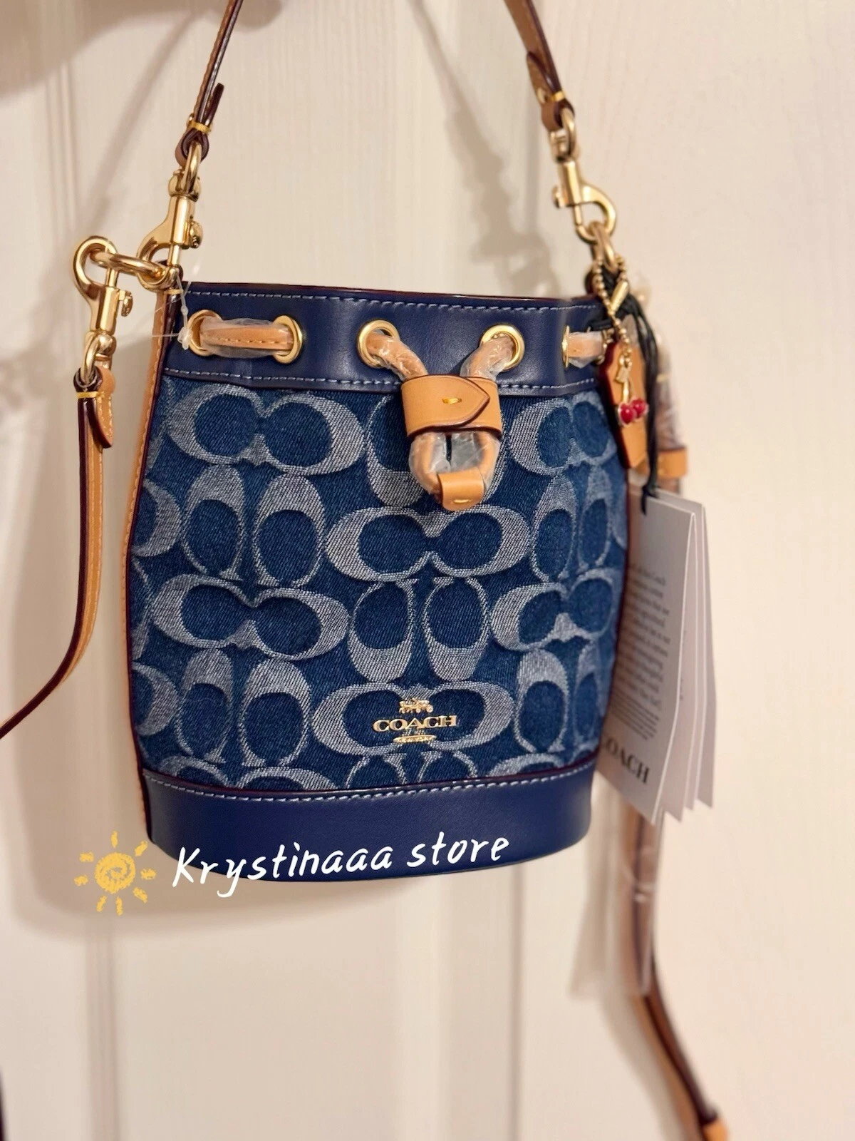 Coach Mini Borsa Secchiello In Denim Firmato CY740 Nuova Con Etichetta Con Charm Ciliegio