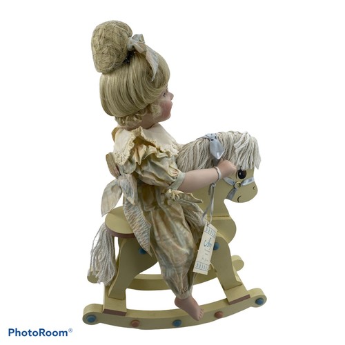 Muñeca de porcelana en caballo mecedor Amy de Jane Zidjunas The Hamilton Collection - Imagen 5 de 12