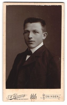 Fotografie J. W. Hornung, Tübingen, Uhlandstrasse 1, Portrait junger Herr im An 