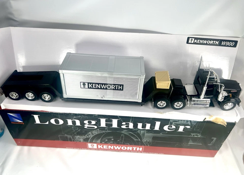 New Ray Kenworth W900 Diecast Long Hauler Trailer With Container 1:32 scale - Image 2 of 4