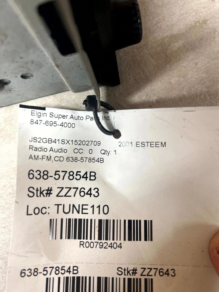 Genuino OEM Suzuki Negro AM FM Radio Receptor Reproductor de CD Se Adapta a 2001 Suzuki Esteem Foto 3 de 4