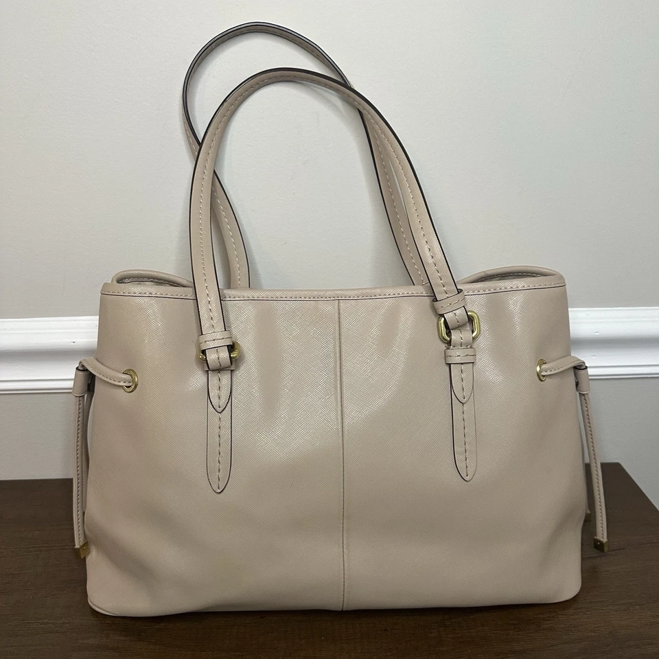 Bolso de mano Coach Peyton Saffiano de cuero con cordón beige clásico Foto 3 de 4