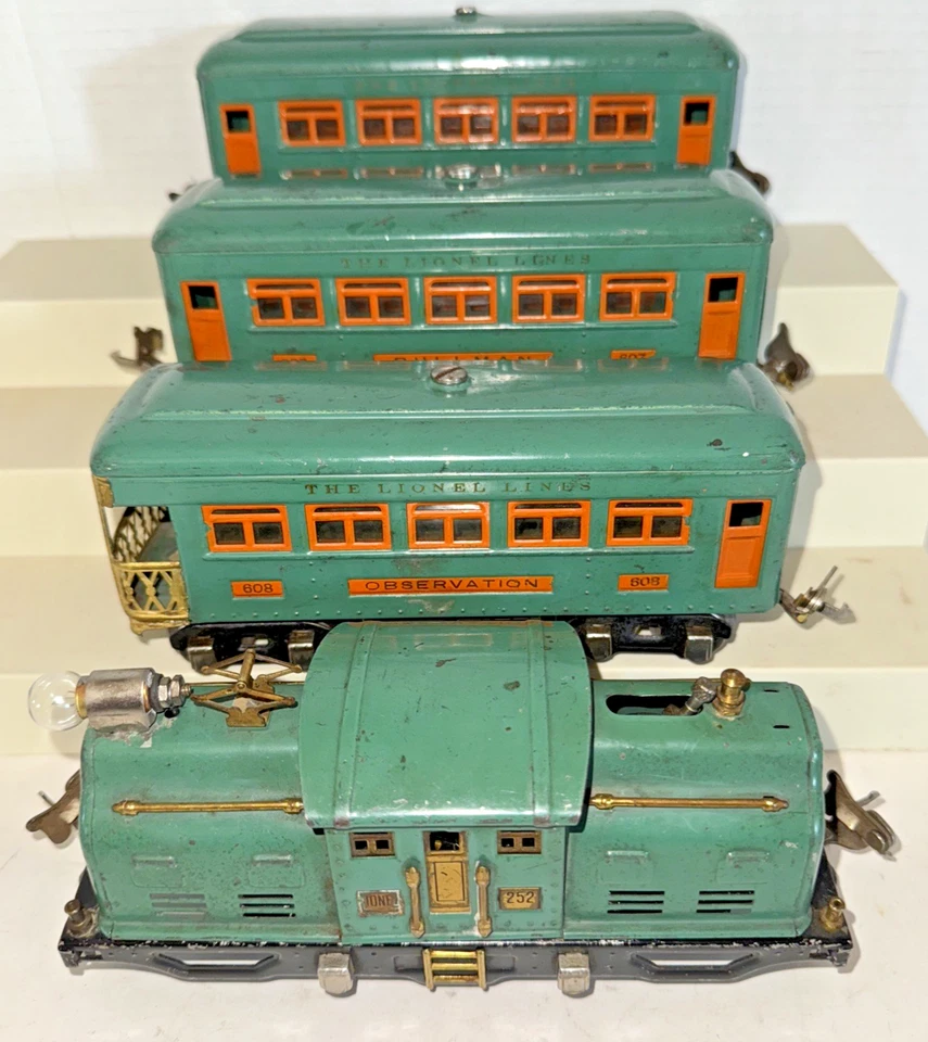 LIONEL PREWAR O GAUGE 252 ELECTRIC LOCO  & 2-607, 608 LIGHTED PASSENGER CAR SET - Image 2 of 4