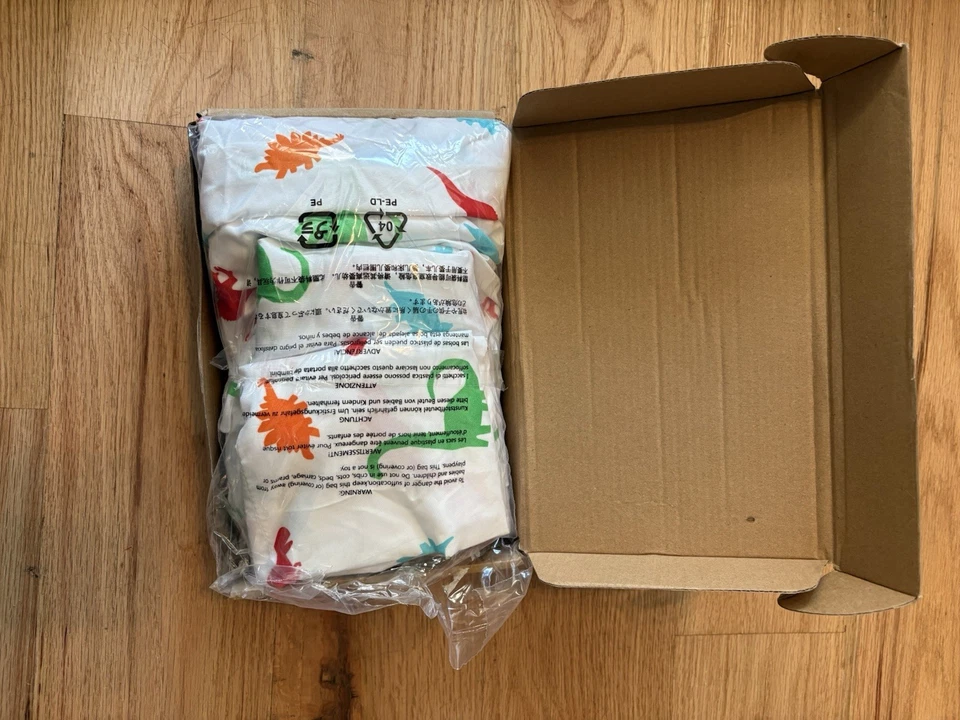 Juego de sábanas de microfibra de dinosaurio para niños pequeños Amazon Basics Foto 2 de 2