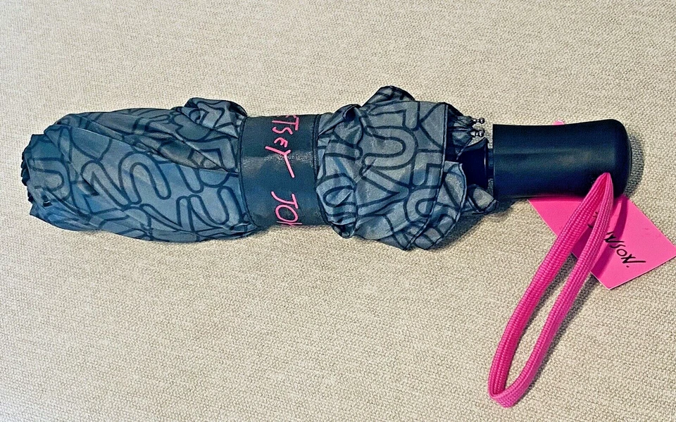BETSEY JOHNSON All Over LUV HEARTS Travel Umbrella Auto Open 42" Coverage - Image 4 of 4
