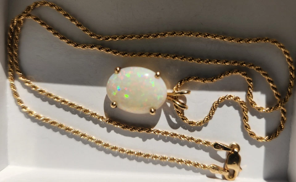 Collar y colgante de oro amarillo de 14k con ópalo australiano Foto 4 de 4