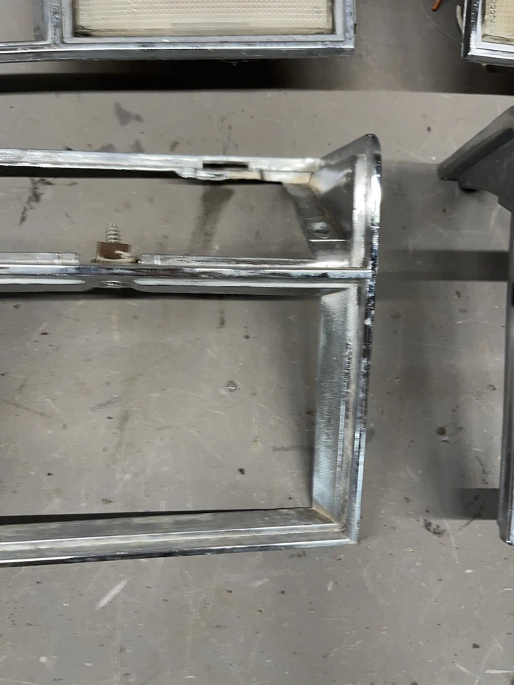 Cadillac 1977-1979 sedán Deville Seville panel de puerta moldura luz de cortesía Foto 3 de 4