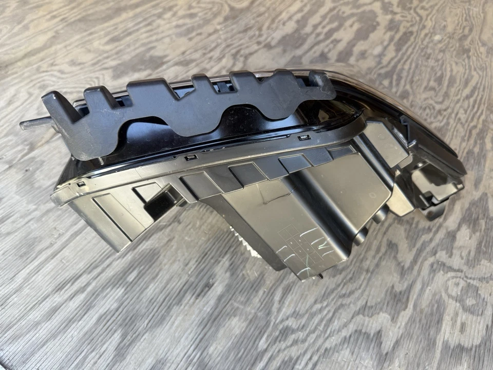 GMC Sierra At4 2025 OEM LH faro LED Foto 3 de 4