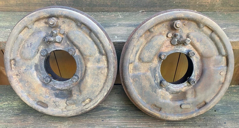 Frenos delanteros Ford F-2 F-3 de finales de 1951 1952 con placas de respaldo tambores y herrajes F2 F3 Foto 2 de 4