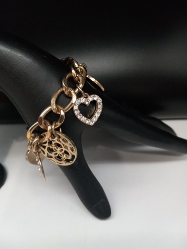 GUESS BRAND goldfarbenes Logo klare Kristalle Emaille Charms Knebelarmband - Bild 9 von 12