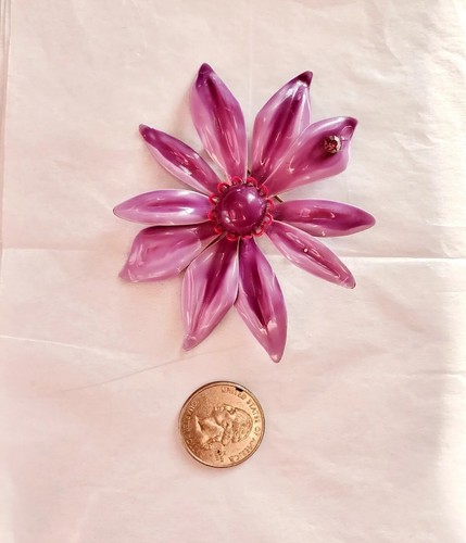 Enorme broche vintage de flores púrpuras esmaltado de 3 3/8" joyería moderna de mediados de siglo - Imagen 2 de 4