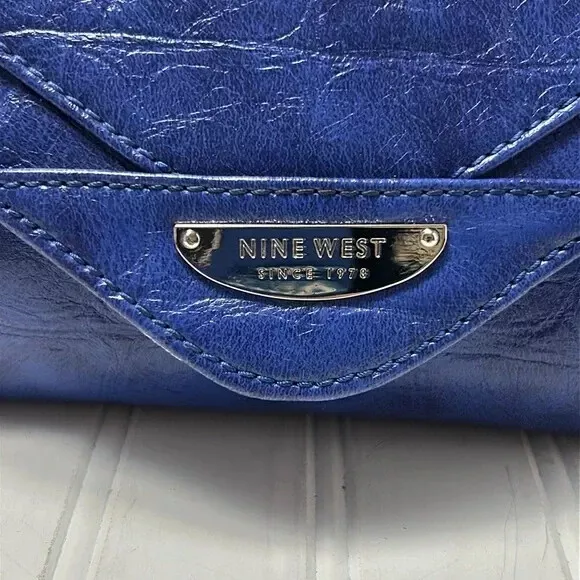 Cartera sin asas Nine West de gran tamaño sobre estampado de cocodrilo azul para mujer Foto 2 de 4