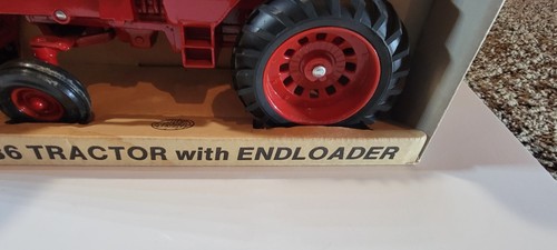 ERTL 1586 TRATTORE INTERNAZIONALE CON CARICATORE FINALE E CABINA 1:16 1989 VINTAGE - Foto 4 di 9