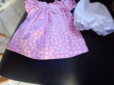 Puppenkleid und Höschen rosa mit weißem Blumendesign passt Sasha Puppe 16 Zoll
