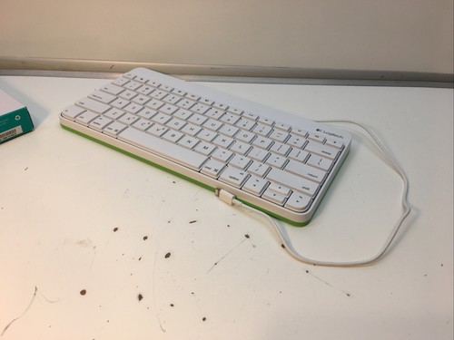 Logitech 920-005843 Wired KBD Lightning Keyboard For iPad 4/ iPad Mini - Picture 4 of 9