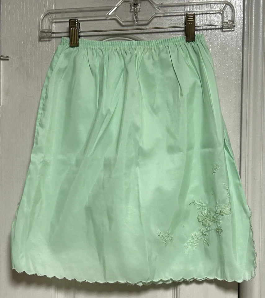 Vintage 1960s Mint Green S(fits XS) Half Slip-Triumph International? - Image 4 of 4