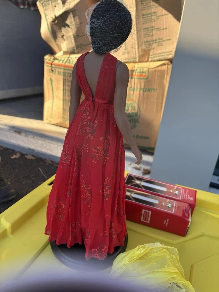 Muñeca Coleccionable Vestido Rojo Michelle Obama The Inaugural THE DANBURY COMO NUEVA Foto 3 de 4