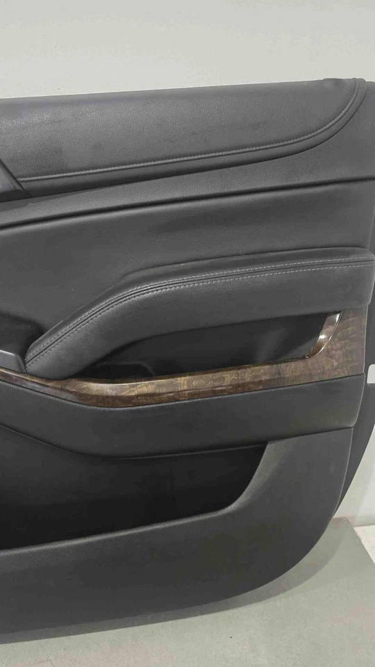 Chevrolet Suburban 2017-2020 panel de moldura de puerta delantera derecha OEM 84365646 Foto 3 de 4