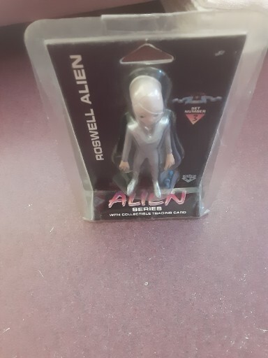 Shadowbox 1996 Alien Series ROSWELL ALIEN with Trading Card