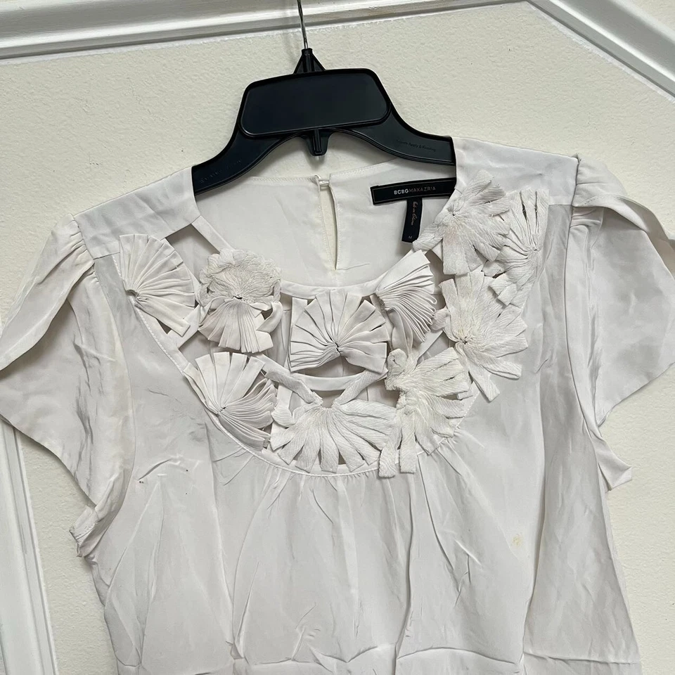 Blusa de seda floral blanca talla M BCBGmaxazria 3D flores nueva sin etiquetas Foto 2 de 4