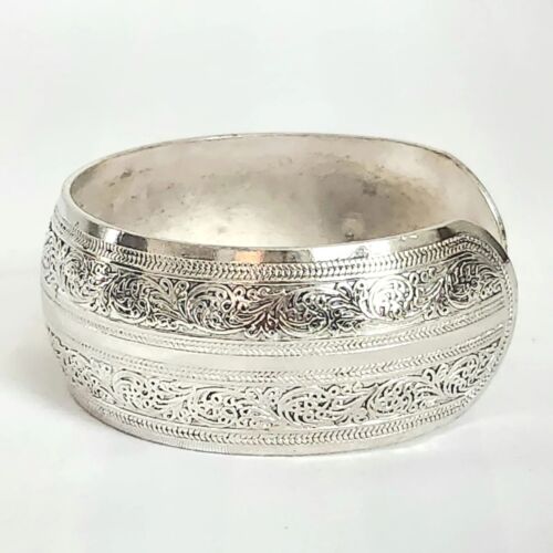 Brazalete ancho abovedado grabado plata pergamino estilo tibetano 7 1/2" largo firmado - Imagen 2 de 7
